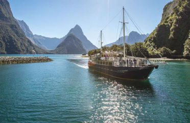 Real Journeys
Milford Sound Fly/Nature Cruise/Fly